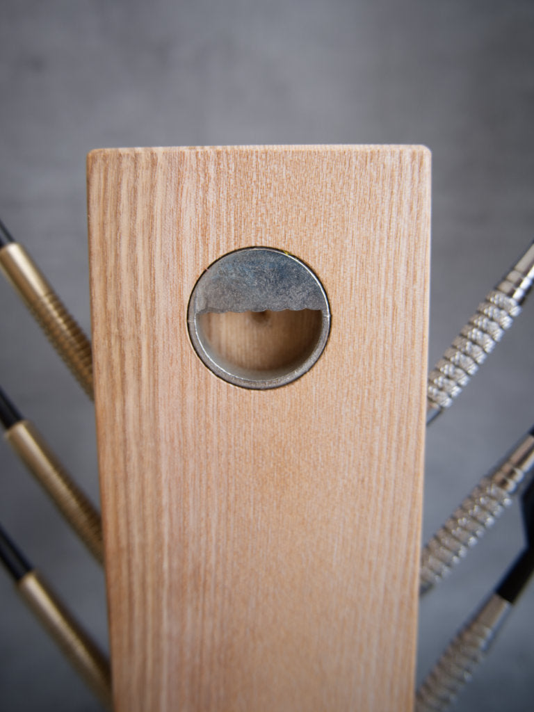 Detailbild Vertikaler Dartpfeilehalter Holz Esche 12 Pfeile Just Nine Darts