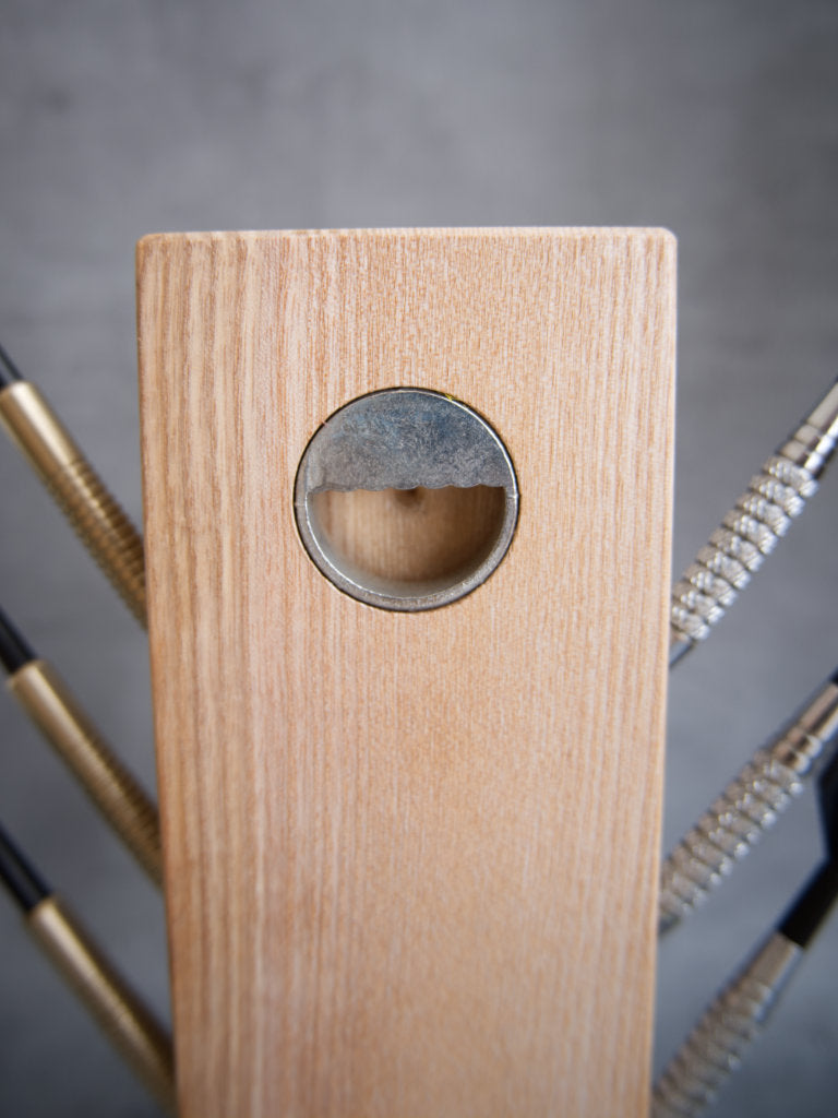Detailbild Vertikaler Dartpfeilhalter Esche Holz 6 Pfeile Just Nine Darts