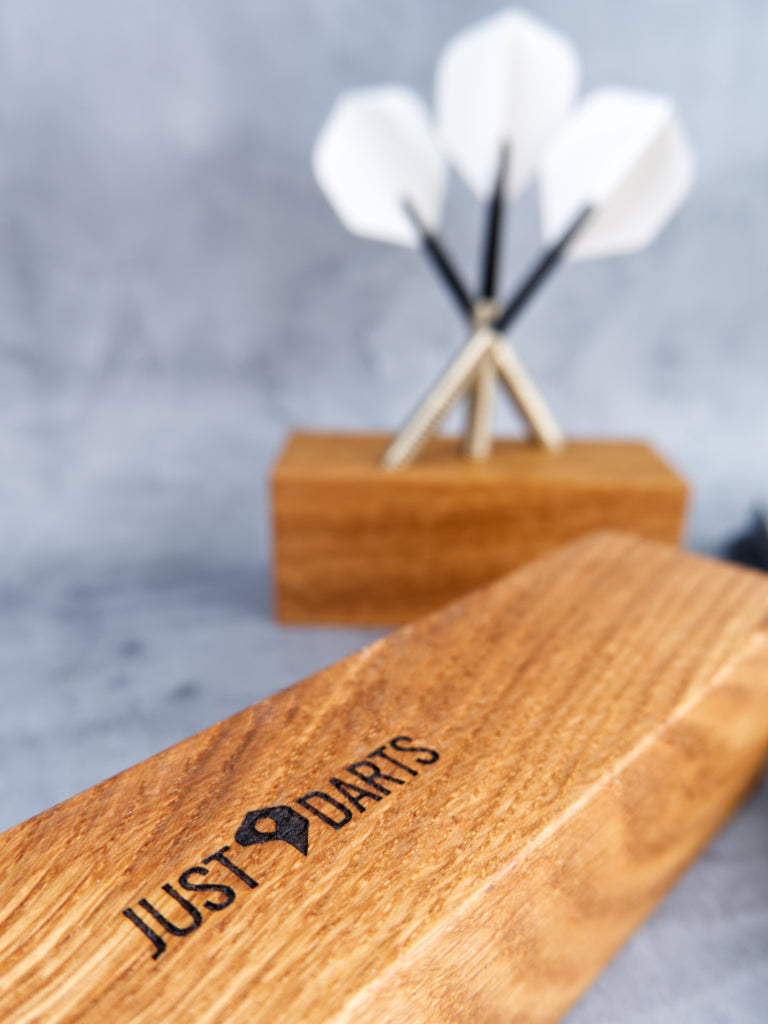 dart-staender-eiche-3-pfeile-just-nine-darts-branding