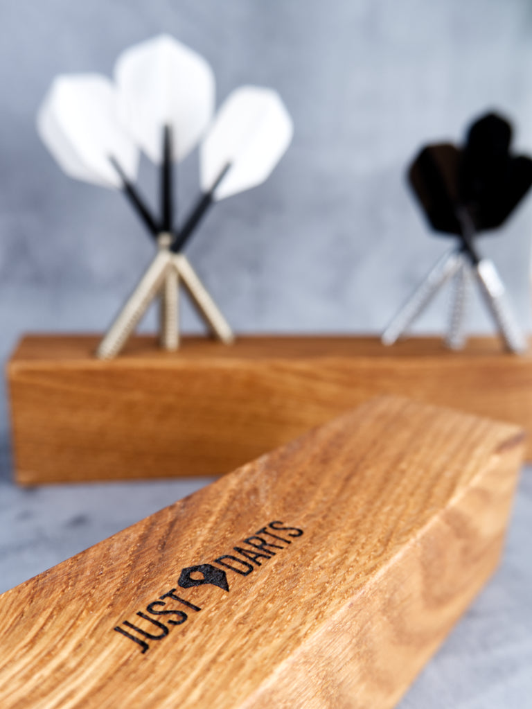 dart-staender-eiche-6-pfeile-just-nine-darts-branding