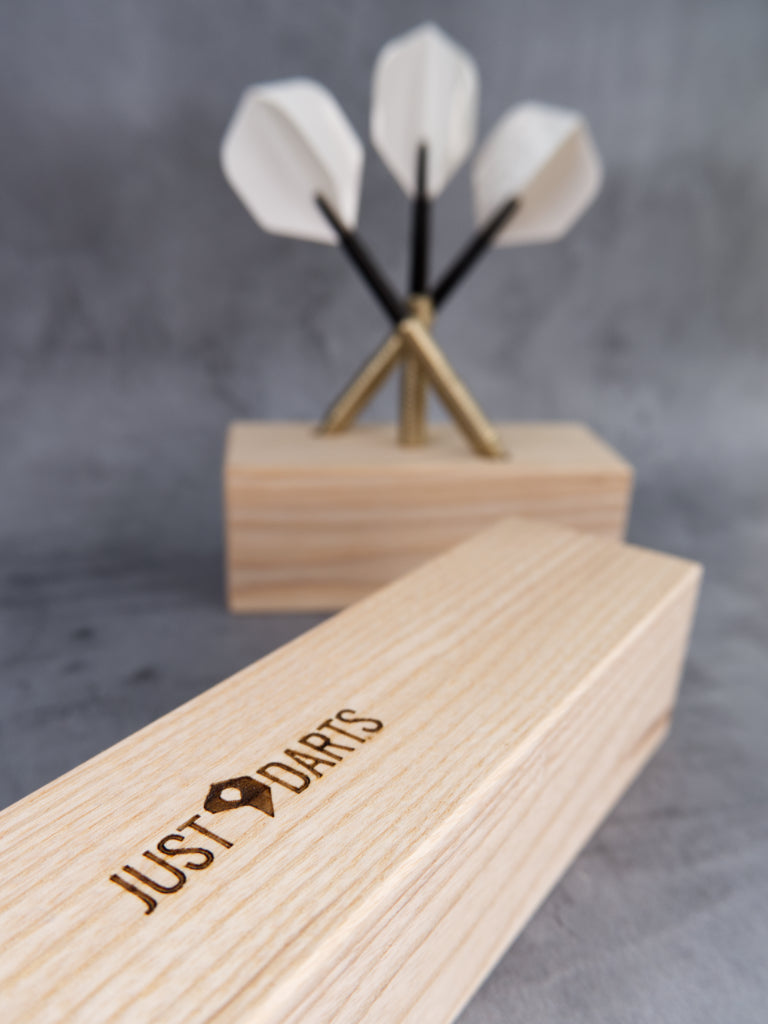 dart-staender-esche-3-pfeile-just-nine-darts-branding