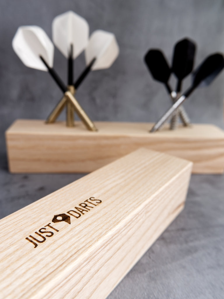 dart-staender-esche-6-pfeile-just-nine-darts-branding