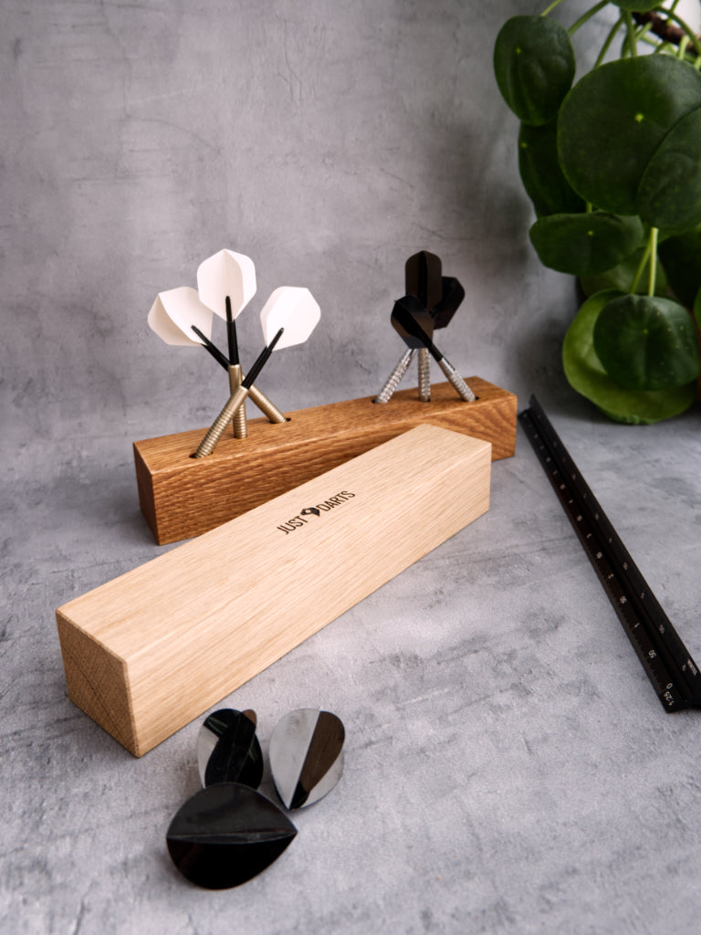 Dartständer Holz Eiche Natur 6 Pfeile Just Nine Darts Moodbild2